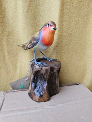 Handcarved Robin, Lovely detail - Image 2