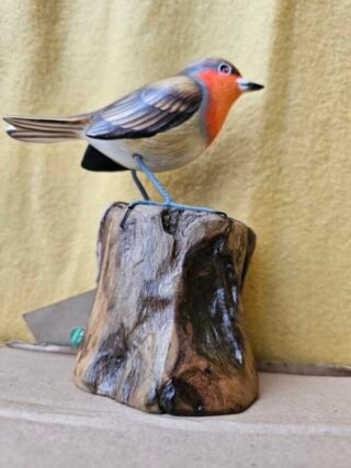 Handcarved Robin, Lovely detail - Image 3